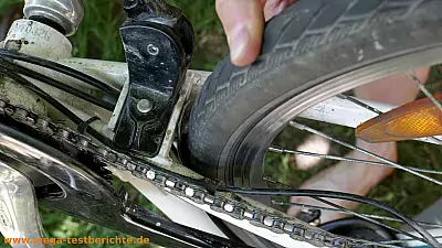 Hinterrad ausbauen - Rad klemmt im Rahmen