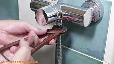 Schlauchmutter wird mit einer Pumpenzange gelöst