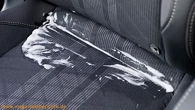 Autositz Reinigen - 10 Minuten einwirken lassen