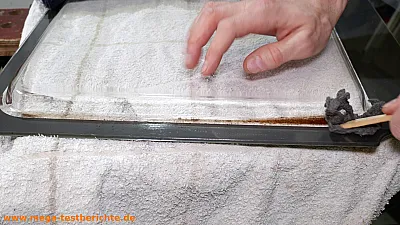 Ofentüre ausbauen - Stahlwolle und ein Stück Holz - Vorher Ofentüre ausbauen - Stahlwolle und ein Stück Holz - Vorher