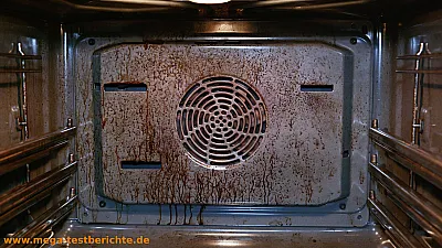 Der Horror - Verschmutzte Rückwand des Backofens