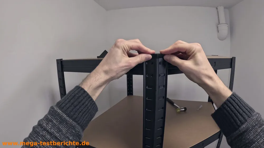 Gummifüße oben am Regal