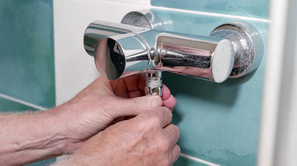 Duschschlauch abschrauben