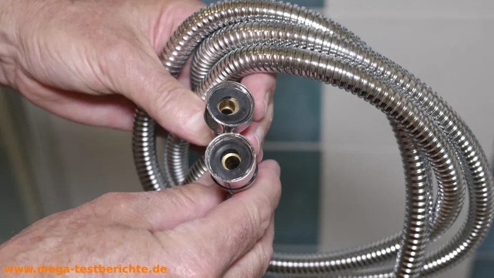 Neuer Duschschlauch mit Gummidichtungen