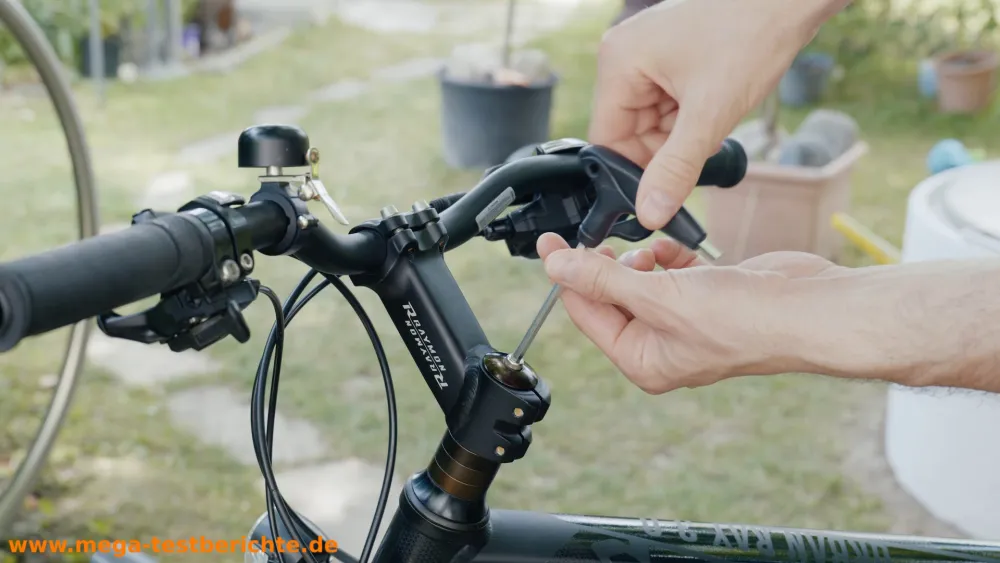 Fahrradlenker erhöhen - Steuerlager-Einstellschraube entfernen