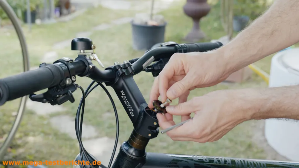 Fahrradlenker erhöhen - Kappe und Schraube entfernen