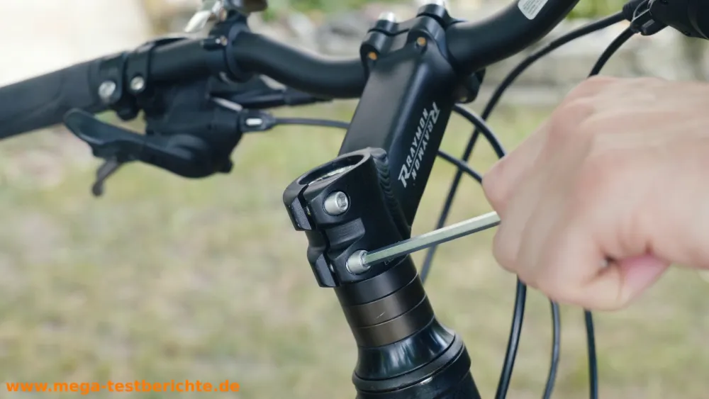 Fahrradlenker erhöhen - Klemmschrauben am Lenker lösen