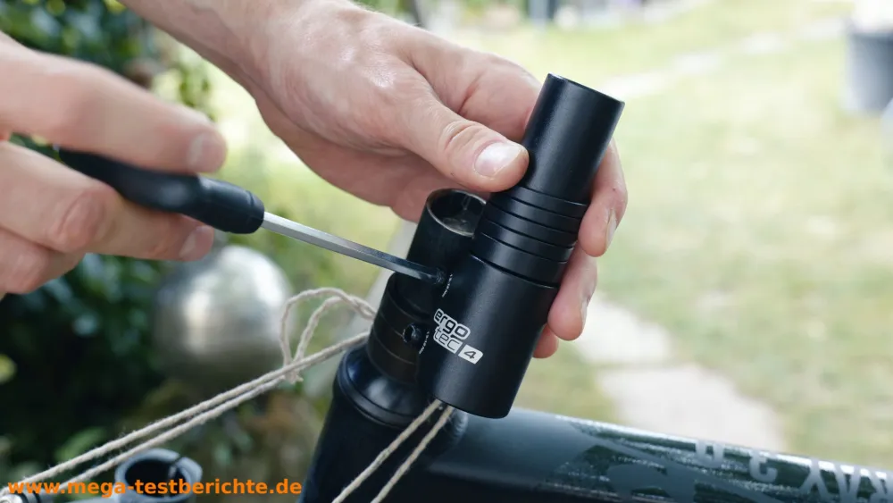 Fahrradlenker erhöhen - Schrauben am Adapter lösen