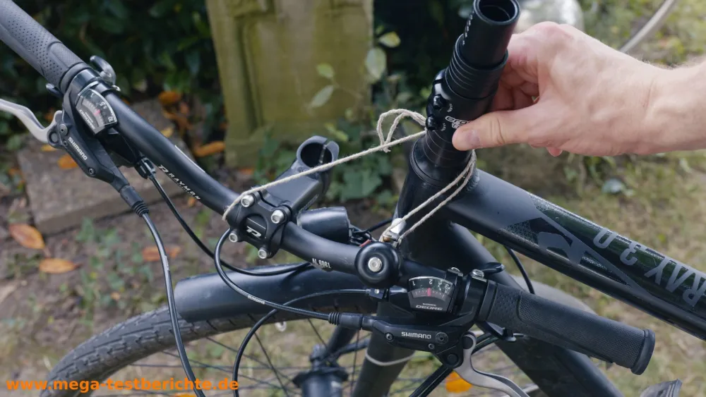 Fahrradlenker erhöhen - Trick: Lenker mit einer Schnur aufhängen