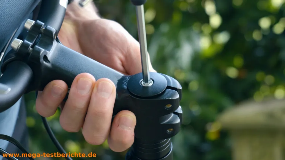 Fahrradlenker erhöhen - Schraube anziehen