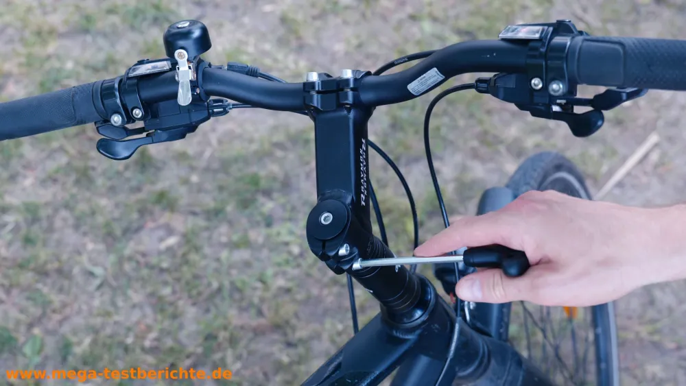Fahrradlenker erhöhen - Klemmschrauben am Lenker anziehen