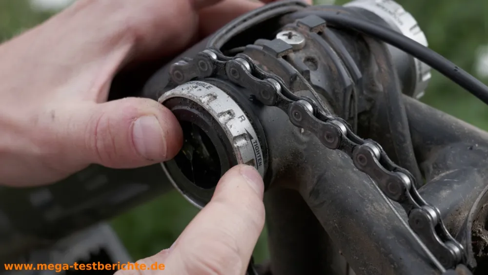 Tretlager mit Pfeil als Hinweis