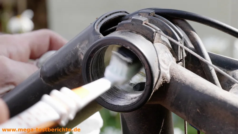 Gewinde mit einer Zahnbürste säubern