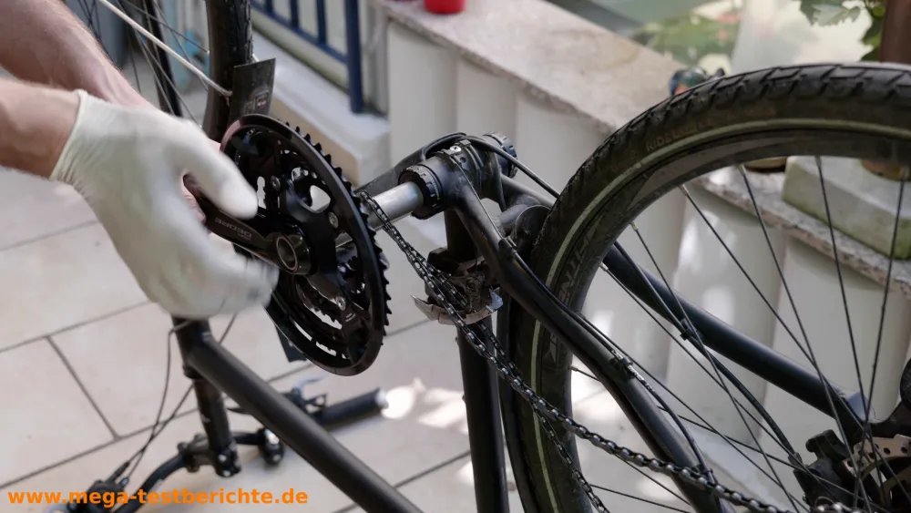 Kurbel mit Kurbelwelle ins Tretlager einschieben