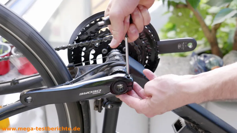 Tretlager tauschen - Schrauben an der Kurbel festziehen