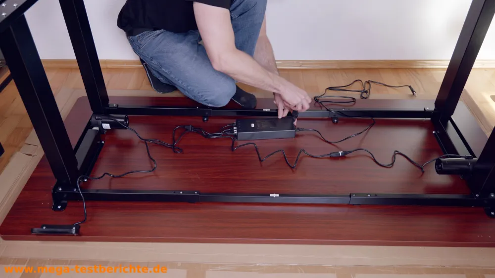 DESKSPACE Titan - Montage - kabel und Netzteil