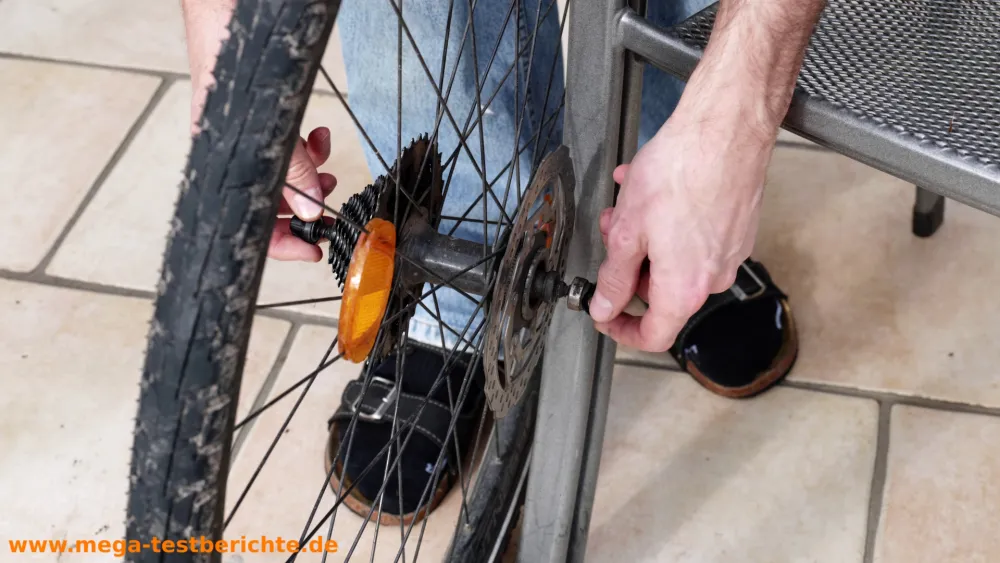 Fahrrad Kassette wechseln - Schnellspanner entfernen