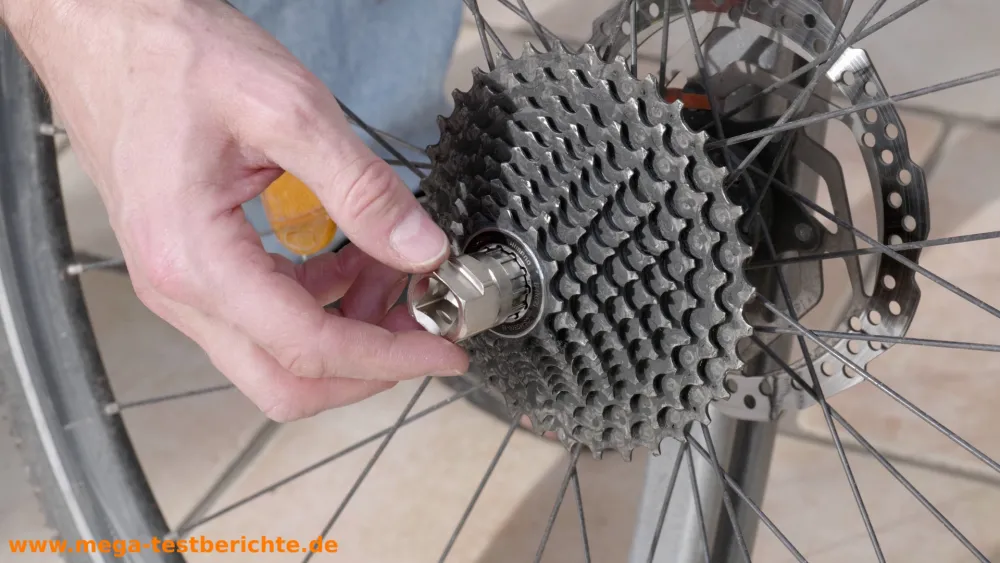 Fahrrad Kassette wechseln - Neue Kassette festschrauben