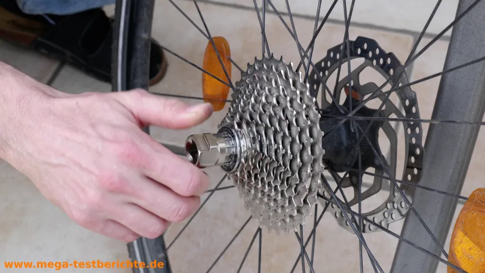 Fahrrad Kassette wechseln - Mit dem Abzieher festschrauben