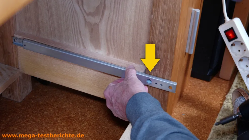 Schubladenschiene - Rundes Loch zeigt nach außen