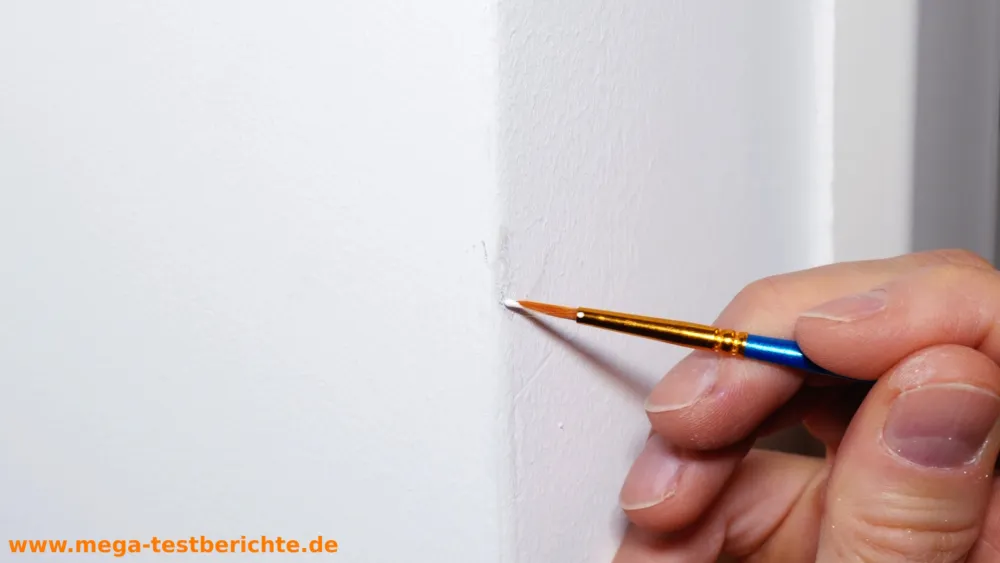 Putzwand: Fleck sanft mit dem Pinsel abdecken