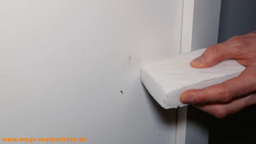 Fleck mit einem Schmutzradierer entfernen