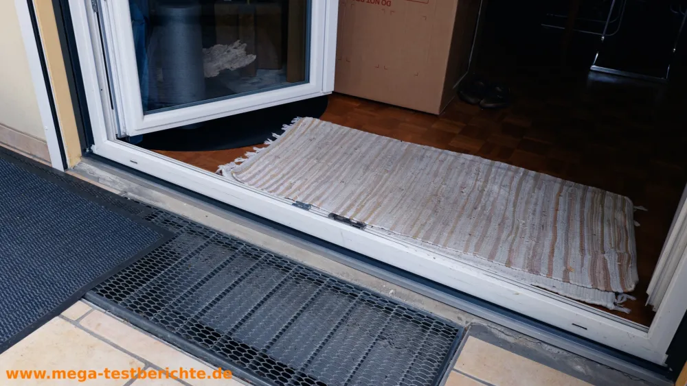 Fliegengitter Schiebetüre - Fertiger Sockel mit Leiste