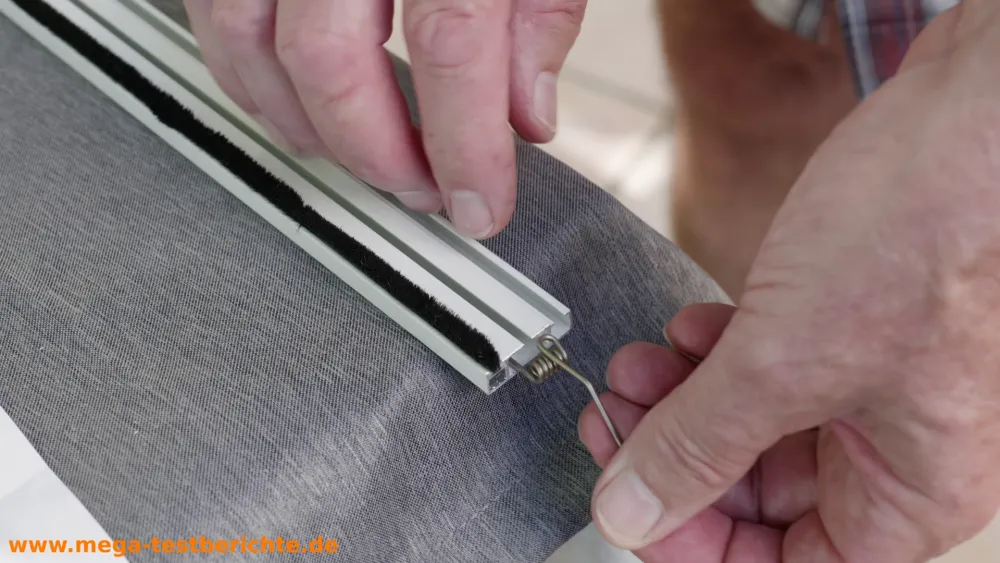 Fliegengitter Bausatz - Feder einschieben