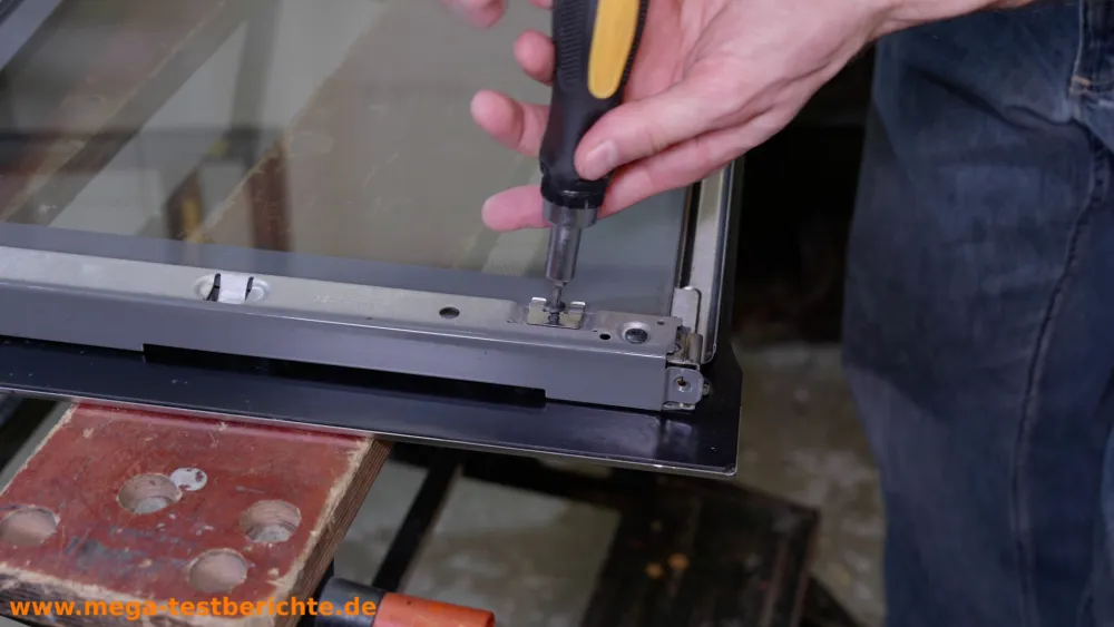 Ofentüre ausbauen - Abstandshalter festschrauben