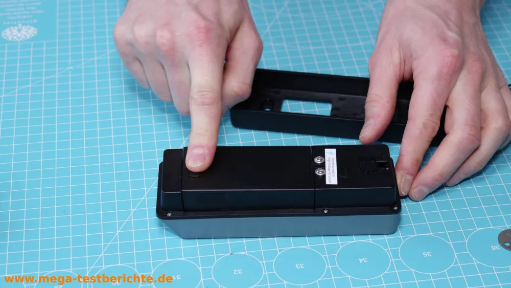 EZVIZ EP8 Ultra - Akku einlegen