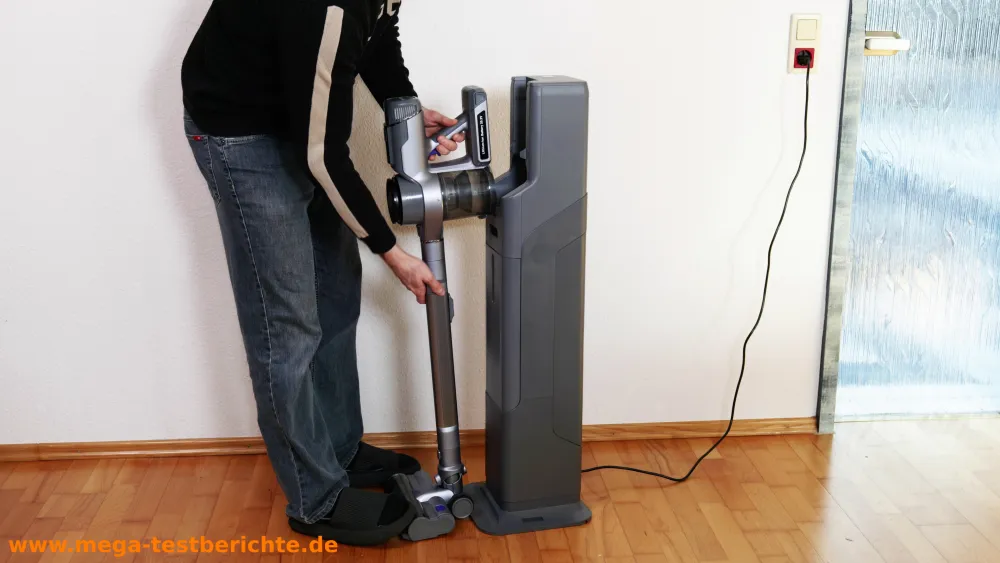 Narwal V40 Station - Staubsauger in die Station einhängen