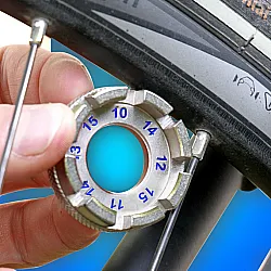 Speichenschlüssel für die Reparatur eines Achters am Fahrrad