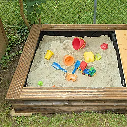 Selbst gebauter Sandkasten mit Spielzeug